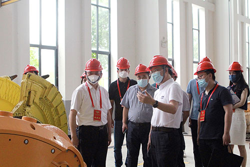 青浦區(qū)政協(xié)副主席顧嘯流一行來我公司考察指導工作(圖2) 青浦區(qū)政協(xié)副主席顧嘯流一行來我公司考察指導工作(圖2)