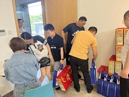 六一—發(fā)放禮品.jpg 童心筑夢(mèng) 回歸純真 | 創(chuàng)力集團(tuán)開展“六一”親子活動(dòng)(圖11)