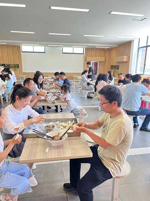 包餃子.jpg 童心筑夢(mèng) 回歸純真 | 創(chuàng)力集團(tuán)開展“六一”親子活動(dòng)(圖7)