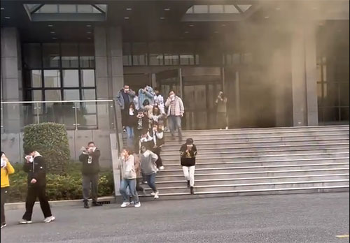 圖片1.jpg 開展應(yīng)急演練? 強化應(yīng)急安全處置能力——上海創(chuàng)力集團開展消防演習(xí)活動(圖1)